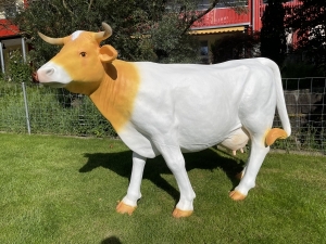 Lebensgrosse Kuhfigur weiss-beige in schraeger Ansicht