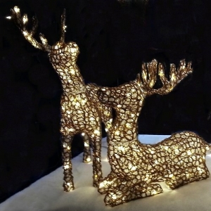 Wunderschönes, sitzendes Rentierbaby, beleuchtet mit insgesamt 96 LED's 2