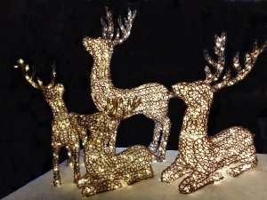 Die ganze LED-beleuchtete Rentierfamilie
