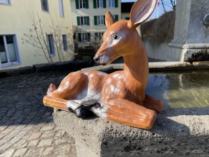 Liegendes Reh als Gartendeko, Schrägansicht vorne