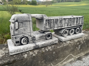 Mercedes Actros Beton Sattelzug mit Kippmuldenauflieger von der Seite