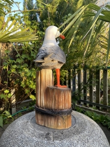 Möwenfigur auf Holzstamm, Rückansicht