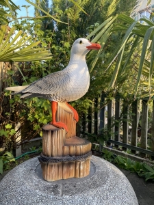 Möwe Figur auf Stamm, Seitenansicht von rechts