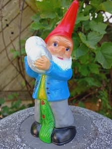 Musiker- Gartenzwerg mit Becken, 32 cm hoch 1