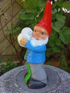 Musiker- Gartenzwerg mit Becken, 32 cm hoch 2