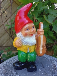 Musiker- Gartenzwerg mit Gitarre, 35 cm hoch 1