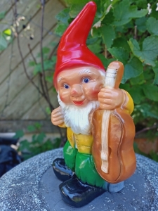 Gartenzwerg mit Gitarre, 35 cm hoch 1