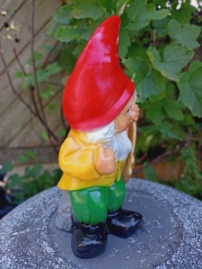 Gartenzwerg mit Gitarre, 35 cm hoch 2