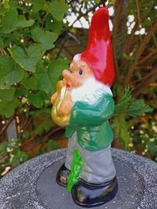 Musiker- Gartenzwerg mit Horn, 32 cm hoch 1