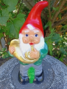 Der Musiker- Gartenzwerg bläst gleich zum Halali 