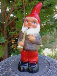 Gartenzwerg mit Saxophon als Deko im Garten, 32cm 1