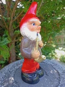 Gartenzwerg mit Saxophon als Deko im Garten, 32cm 3