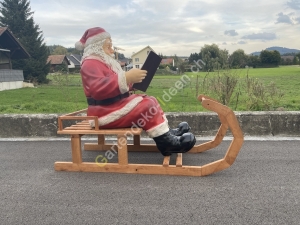 Lebensgrosser Weihnachtsmann Buch und Schlitten 1