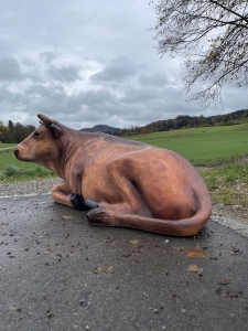 Ochsenfigur liegend, Schrägansicht von hinten