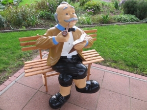 Opa auf Bank - B ank, Gartenfigur lebensgross, 111 cm hoch