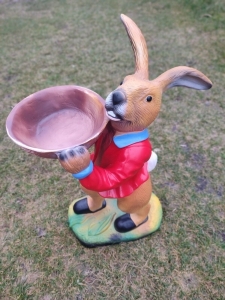 Osterhase hält eine Schale, 68 cm hoch 1