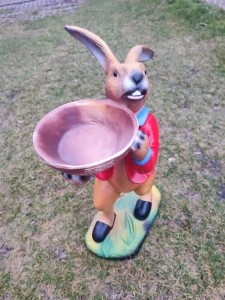 Osterhase hält eine Schale, 68 cm hoch 2