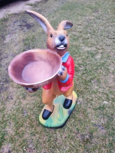 Osterhase hält eine Schale, 68 cm hoch 3