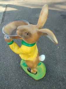 Osterhase hält Schale für Osternest hoch, gelbe Jacke, Höhe: 68 cm 