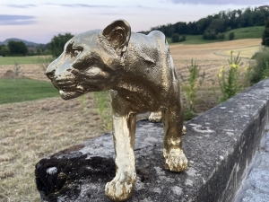 panther dekofigur in gold in der frontansicht