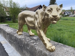 panther dekofigur in gold schraeg von vorne links betrachtet