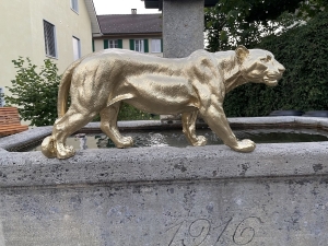 panther in gold spezial-autolack in einer weiten seitenansicht
