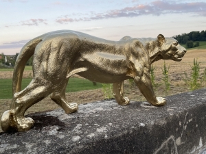 goldene pantherfigur als aussendeko schraeg von hinten