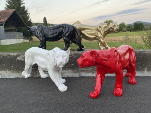 pantherfiguren in vier farben als dekorative gruppenansicht