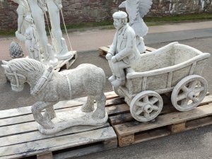 Pflanzentopf aus Beton Pferdefiguren