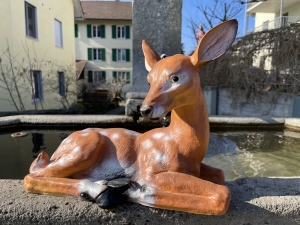 Rehfigur liegend, Seitenansicht rechts