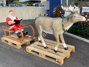 Rentier mit Schlitten und Weihnachtsmann mit Buch 1