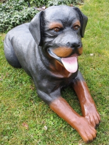 Dekofigur Hund liegender Rottweiler, 91 cm lang