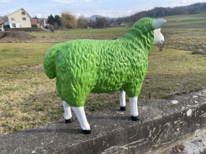 Schaffigur in Grün schräg von hinten rechts