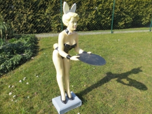 Playboy-Bunny mit Tablet als Eye-Catcher für eine Bar, 132 cm hoch 1