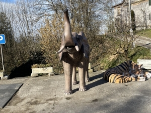 stehender elefant als gartenfigur in der frontansicht von links
