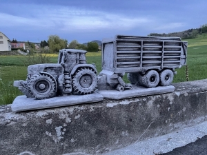Traktor mit Anhaenger als Beton Blumentopf in der Gesamtansicht