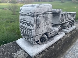 Volvo Beton LKW mit Kippmuldenauflieger in schraeger Vorderansicht