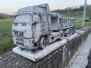 Volvo Beton LKW mit Kippmuldenauflieger in der Frontansicht