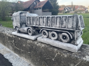 Volvo Sattelzug aus Beton mit Kippmuldenauflieger von der Seite