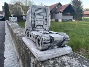 Volvo Zugmaschine aus Beton in schraeger Rueckansicht