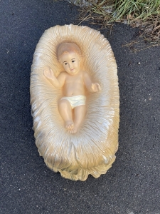 Weihnachtskrippe mit Jesuskind in der Frontalansicht