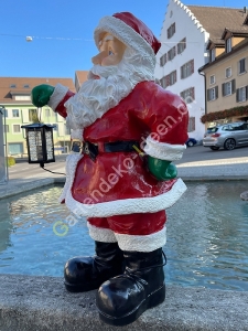 Deko Weihnachtsmann mit Laterne aussen, von der Seite