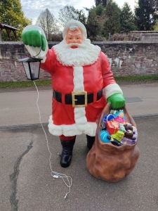 Weihnachtsmann in Lebensgrösse, beleuchtet mit Laterne 1