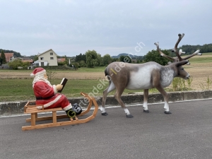 lebensgrosser Weihnachtsmann mit Schlitten, Deko Rentier 4