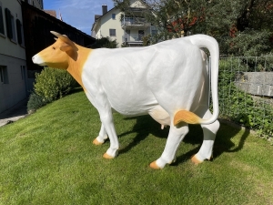 Weiss-beige Kuhfigur lebensgross in Seitenansicht
