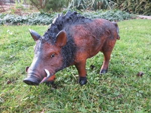 Wildschwein Deko Figur: Frischling 47 cm lang