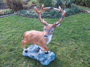 Hirschfigur auf Steinsockel stehend, 109 cm hoch