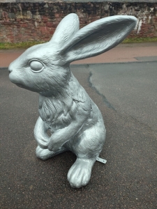 XXL Design-Hasenfigur, silber, 113 cm hoch