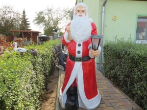 Weihnachtsmann lebensgross beleuchtet Laterne