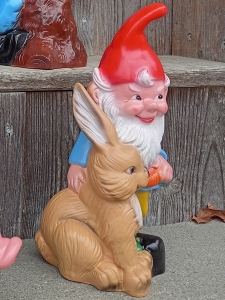 Süsser Gartenzwerg füttert Hase, Deko Gartenfigur, 30 cm hoch 3